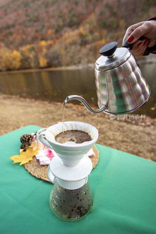 Boraboy湖的浓咖啡机和hario V60的煮咖啡